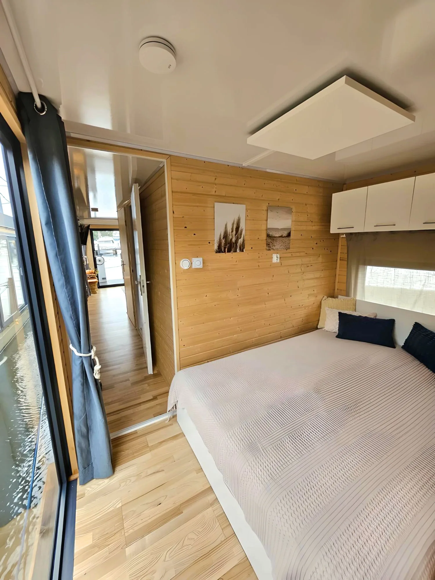 Schlafzimmer des AHOY Masal mit Blick durch den Flur