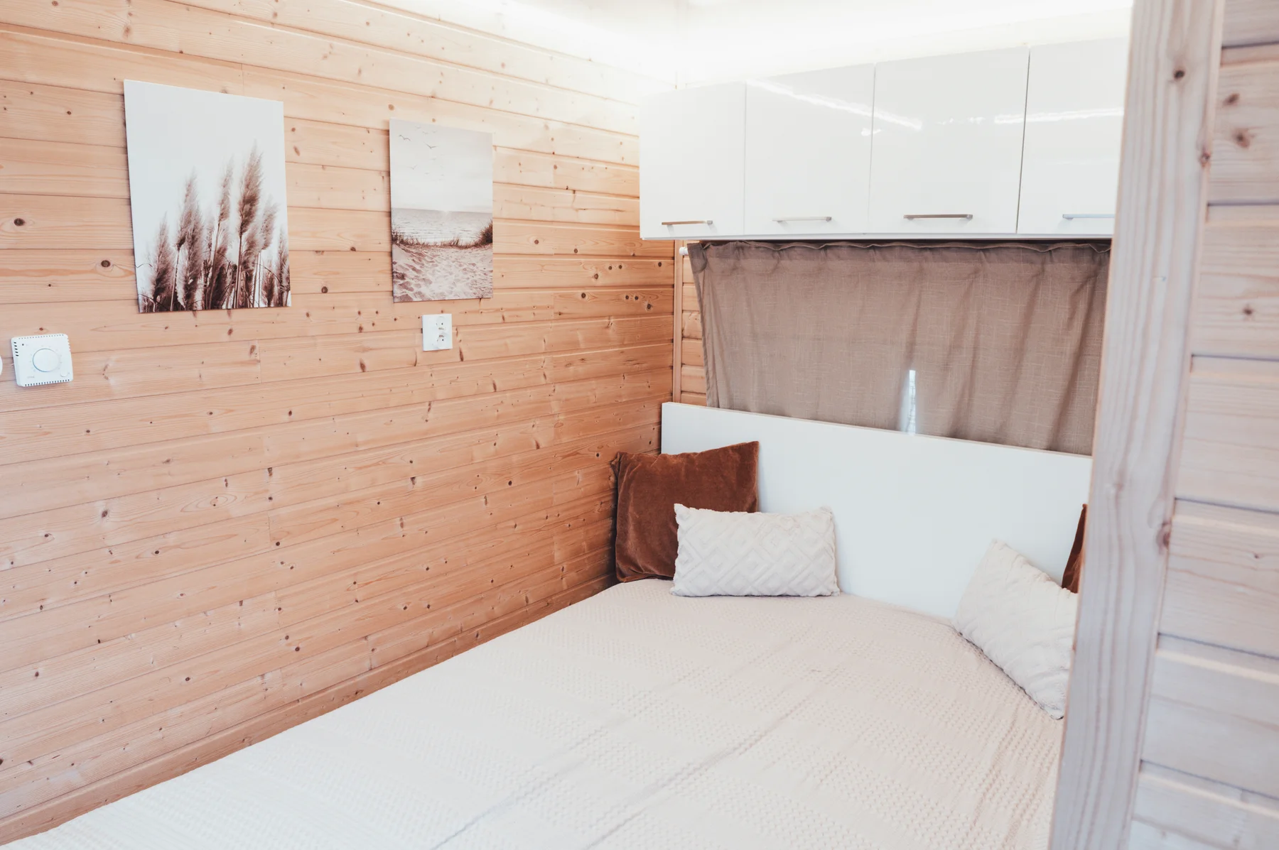 Gemütliches Schlafzimmer auf dem Hausboot AHOY Masal mit Blick aufs Wasser